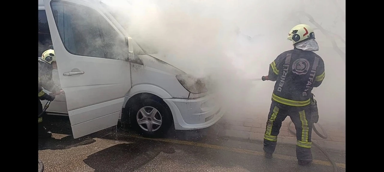 Seyir halindeki işçi servisi bir anda alev aldı
