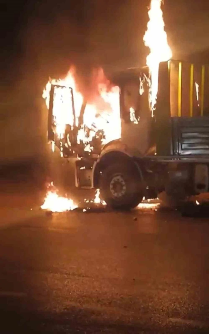 Seyir halindeki kamyon alev topuna d&ouml;nd&uuml;
