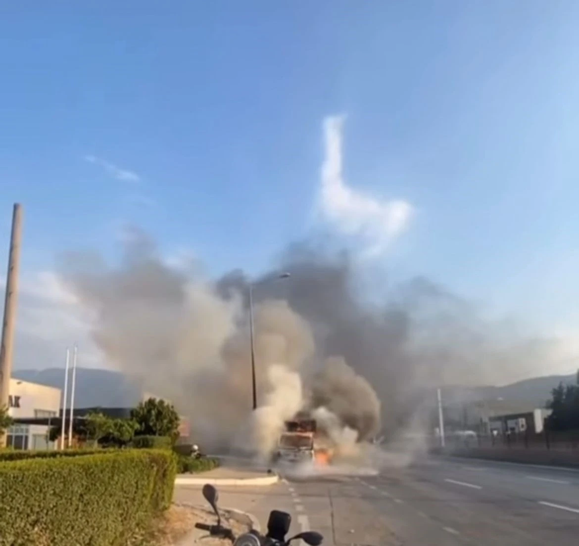 Seyir halindeki kamyonet bir anda alev topuna döndü
