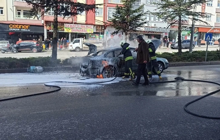 Seyir halindeki LPG’li otomobil alev topuna döndü
