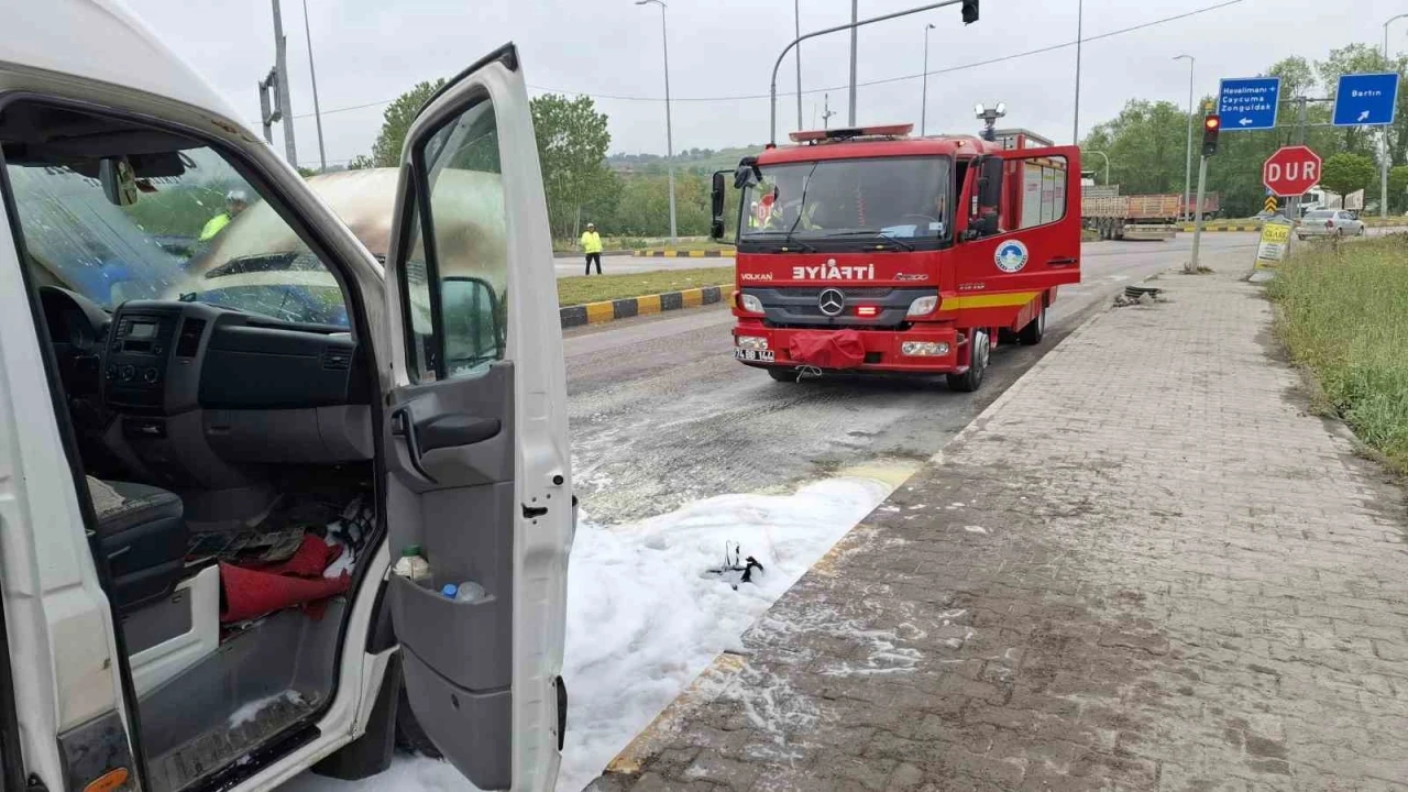 Seyir halindeki minibüs alev aldı
