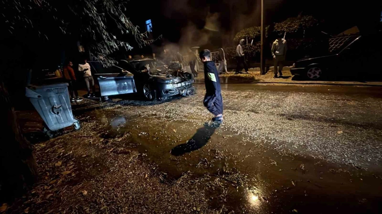 Seyir halindeki otomobil alev aldı