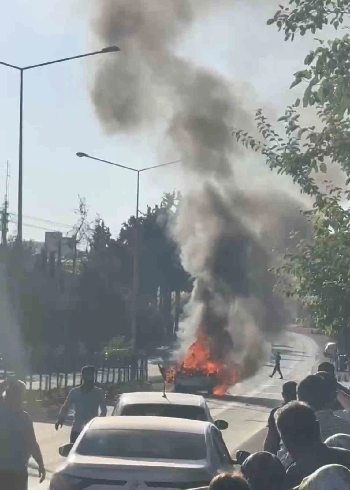 Seyir halindeki otomobil alev alev yandı
