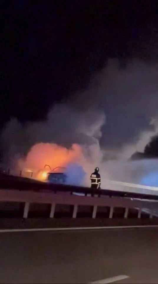 Seyir halindeki otomobil alev topuna d&ouml;nd&uuml;
