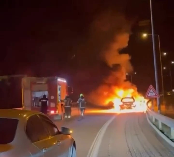 Seyir halindeki otomobil alev topuna d&ouml;nd&uuml;: Aracının yanışını &ccedil;aresizce izledi
