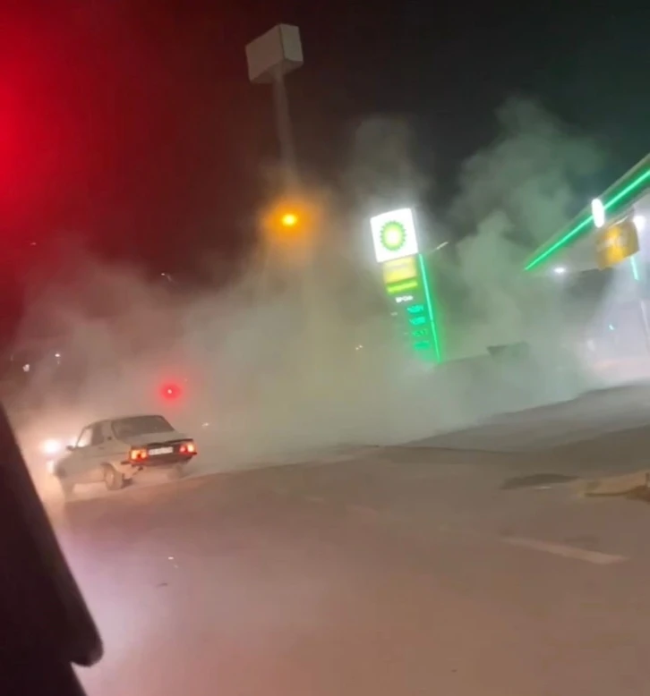 Seyir halindeki otomobil petrol istasyonunun dibinde yandı, faciadan d&ouml;n&uuml;ld&uuml;
