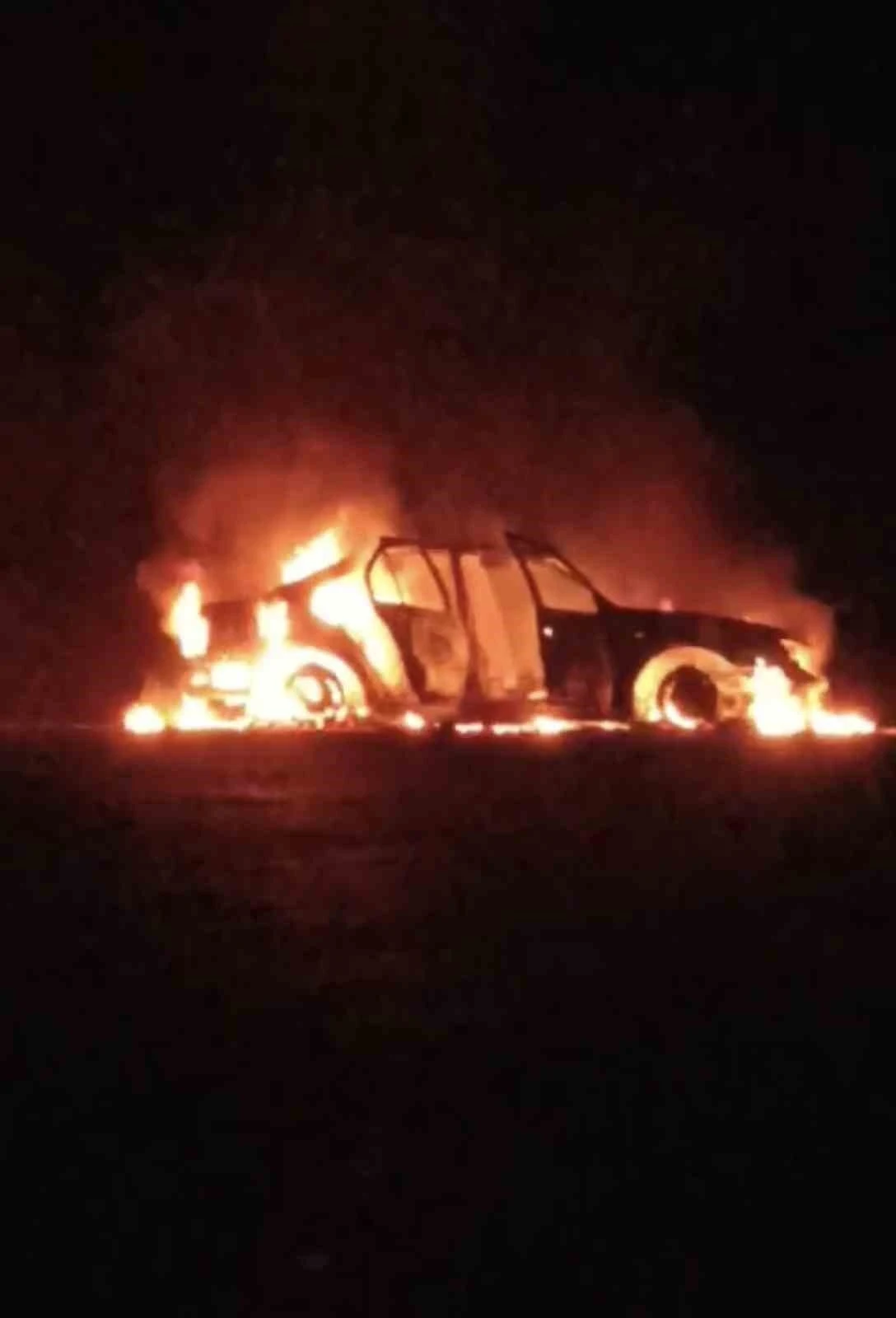 Seyir halindeki otomobil yanarak kullanılamaz hale geldi
