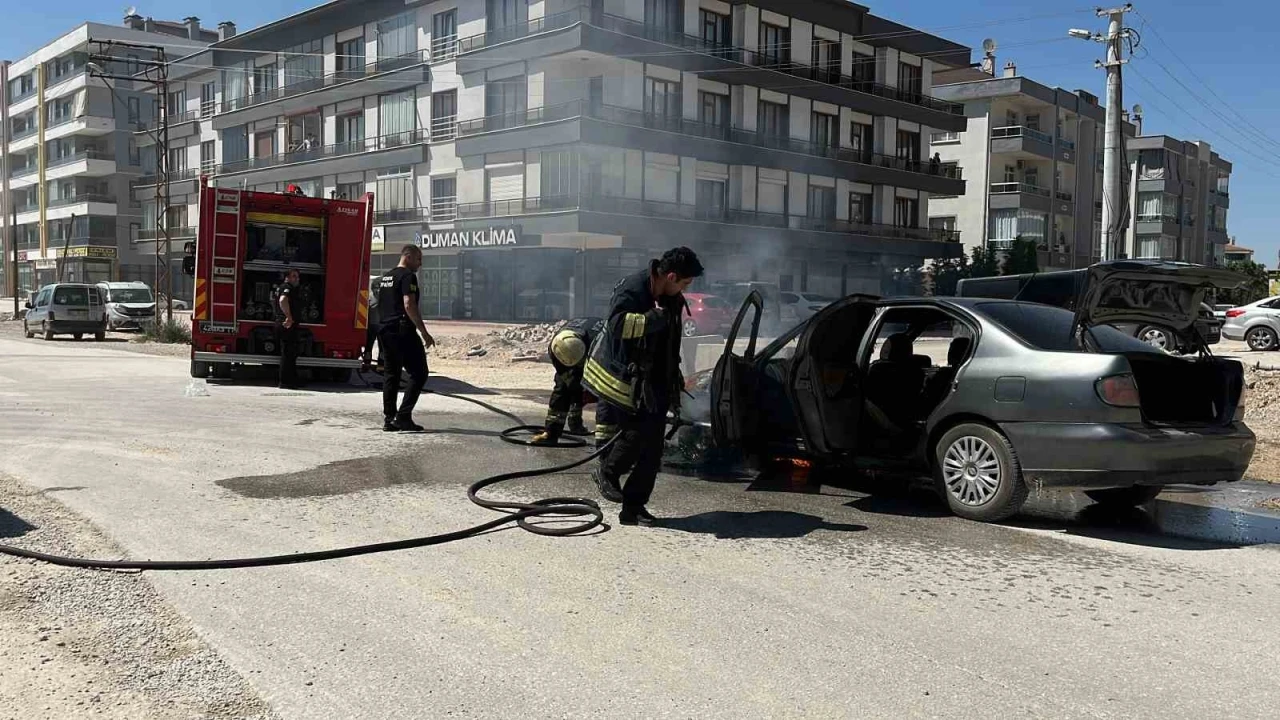Seyir halindeki otomobil yandı
