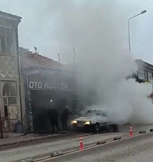 Seyir halindeki otomobil yandı, esnaf yardıma koştu
