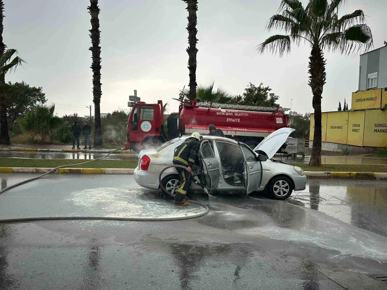 Seyir halindeki otomobil yandı: Sürücü kendisini araçtan dışarı attı
