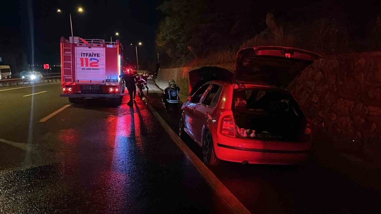 Seyir halindeki otomobilde yangın... Alevleri fark edip son anda indiler
