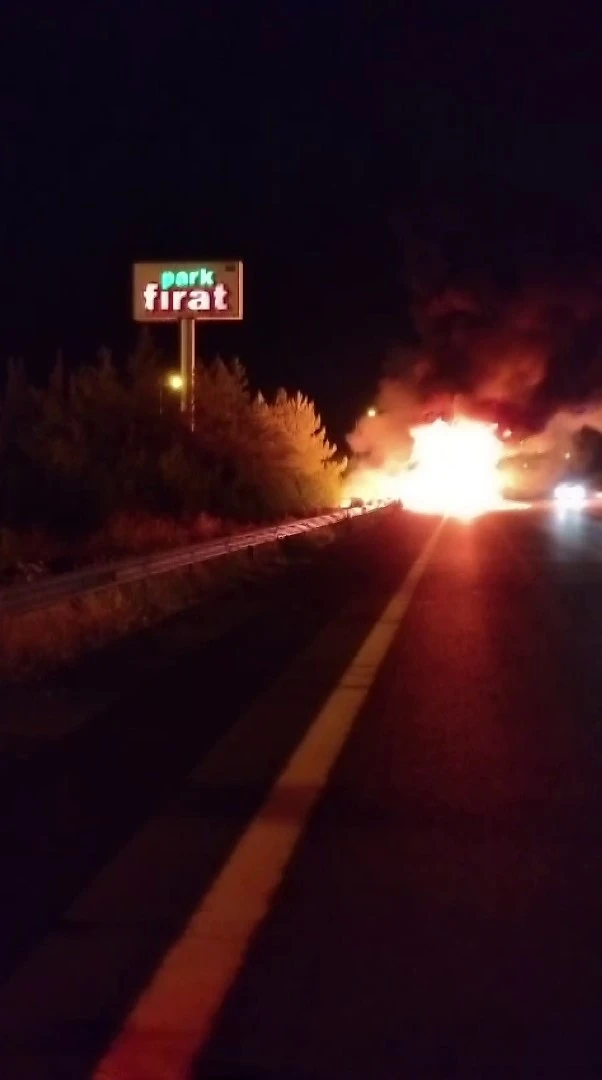 Seyir halindeki tır alev alev yanarak kullanılamaz hale geldi
