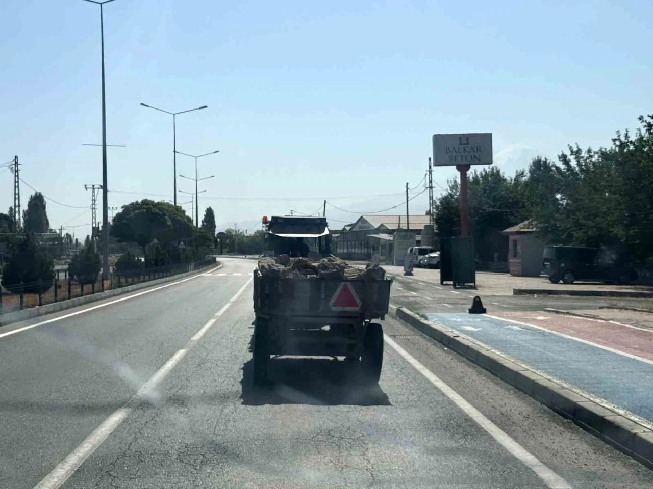 Seyir halindeki traktörün römork lastikleri korkuttu
