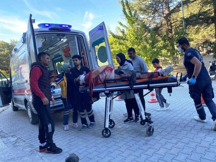 Seyir halindeki trakt&ouml;r&uuml;n r&ouml;morkundan d&uuml;ş&uuml;p hastanelik oldu
