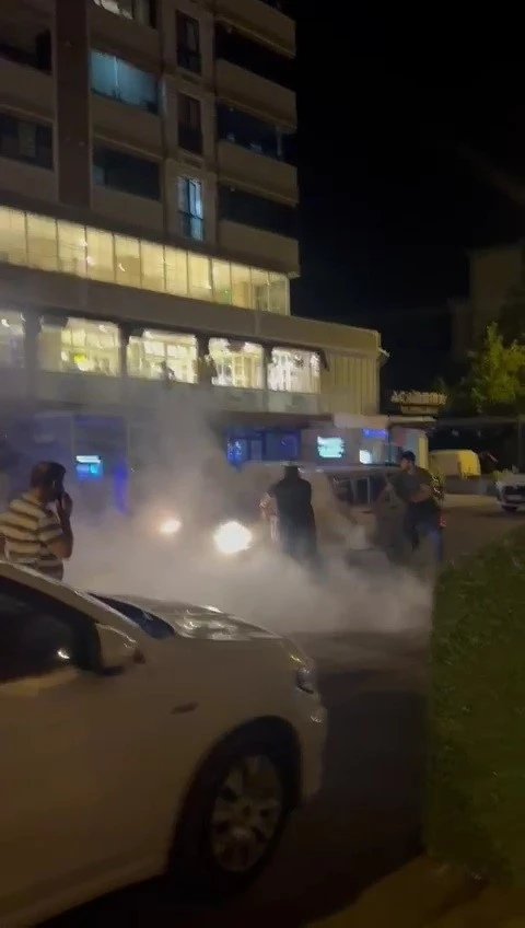 Seyir halindeyken alev alan otomobilin yardımına vatandaşlar yetişti
