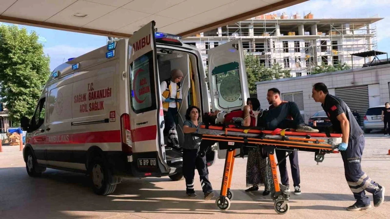 Seyir halindeyken fenalaşan motosiklet s&uuml;r&uuml;c&uuml;s&uuml; park halindeki araca &ccedil;arptı
