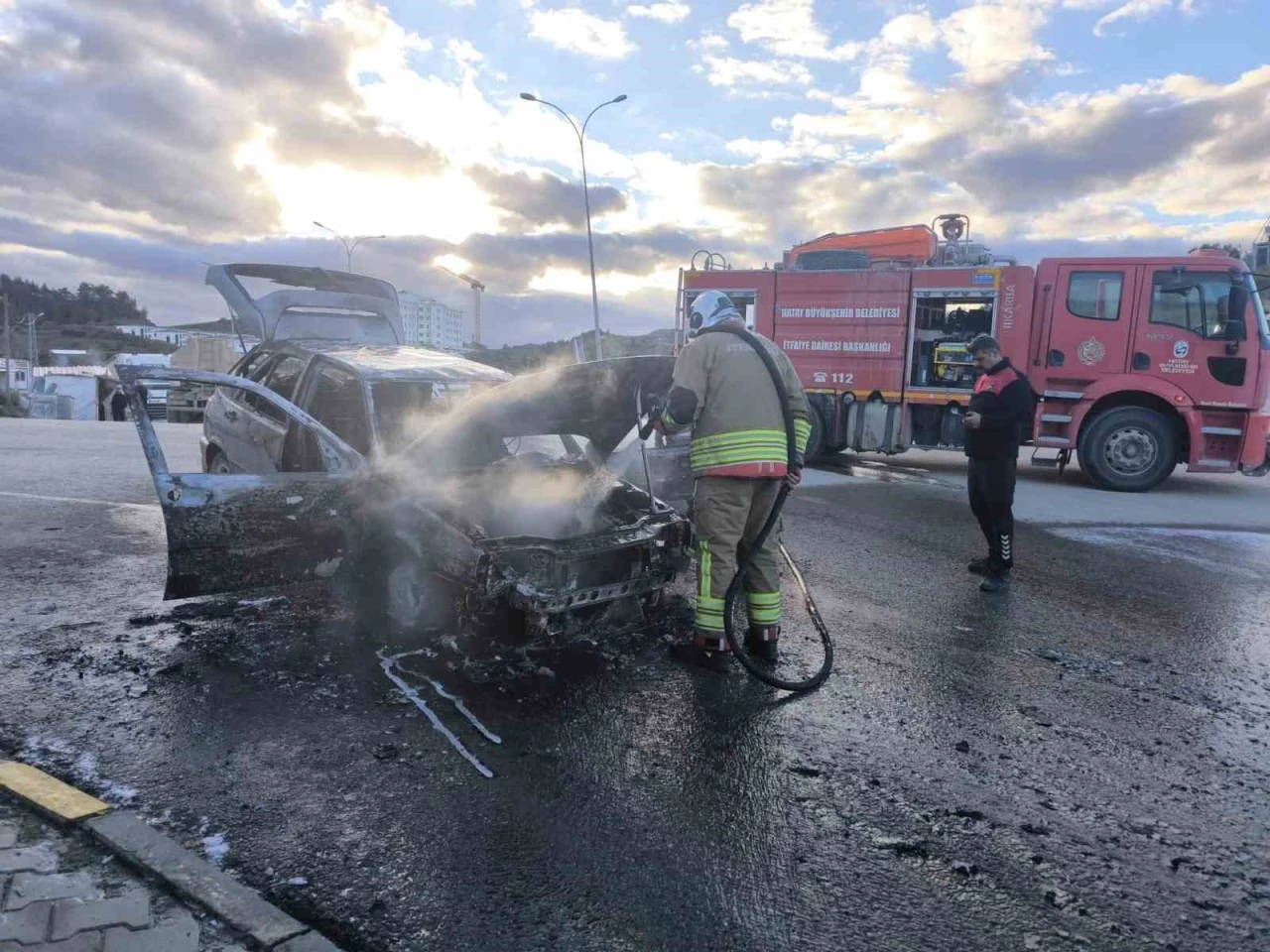 Seyir halindeyken yanmaya başlayan otomobil alevlere teslim oldu
