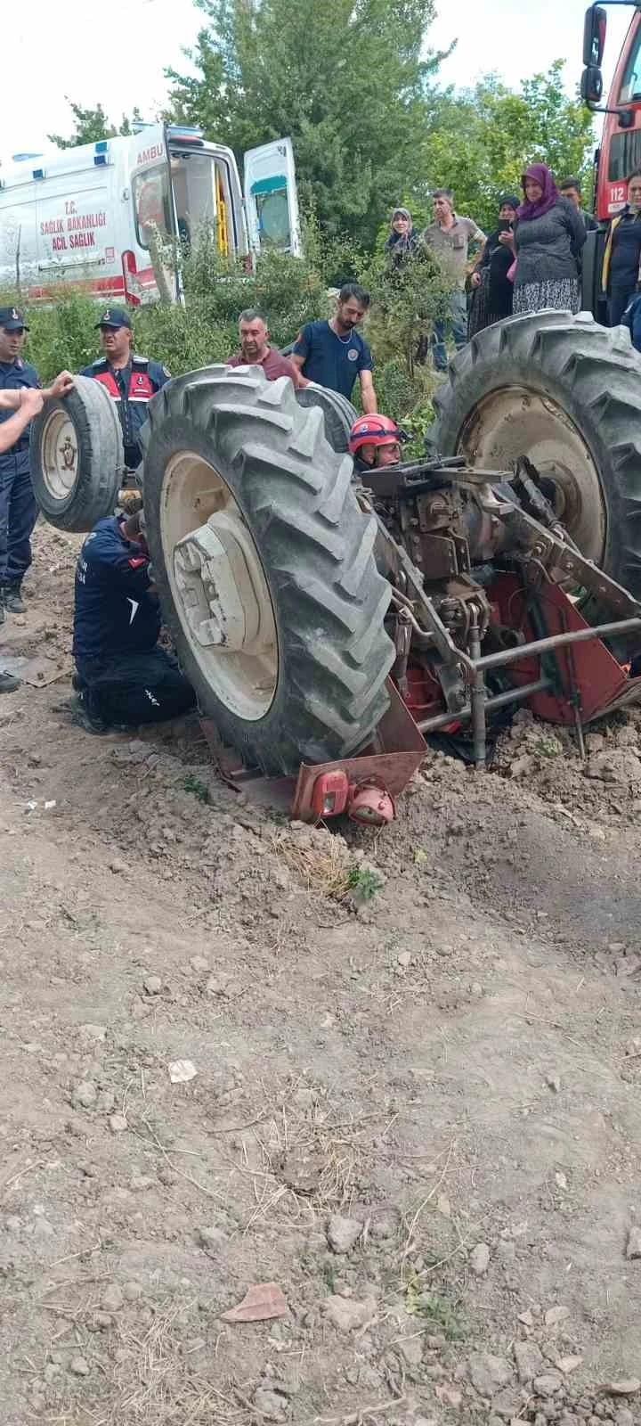 Seyitgazi&rsquo;de yaşlı adam ters d&ouml;nen trakt&ouml;r&uuml;n altında kaldı
