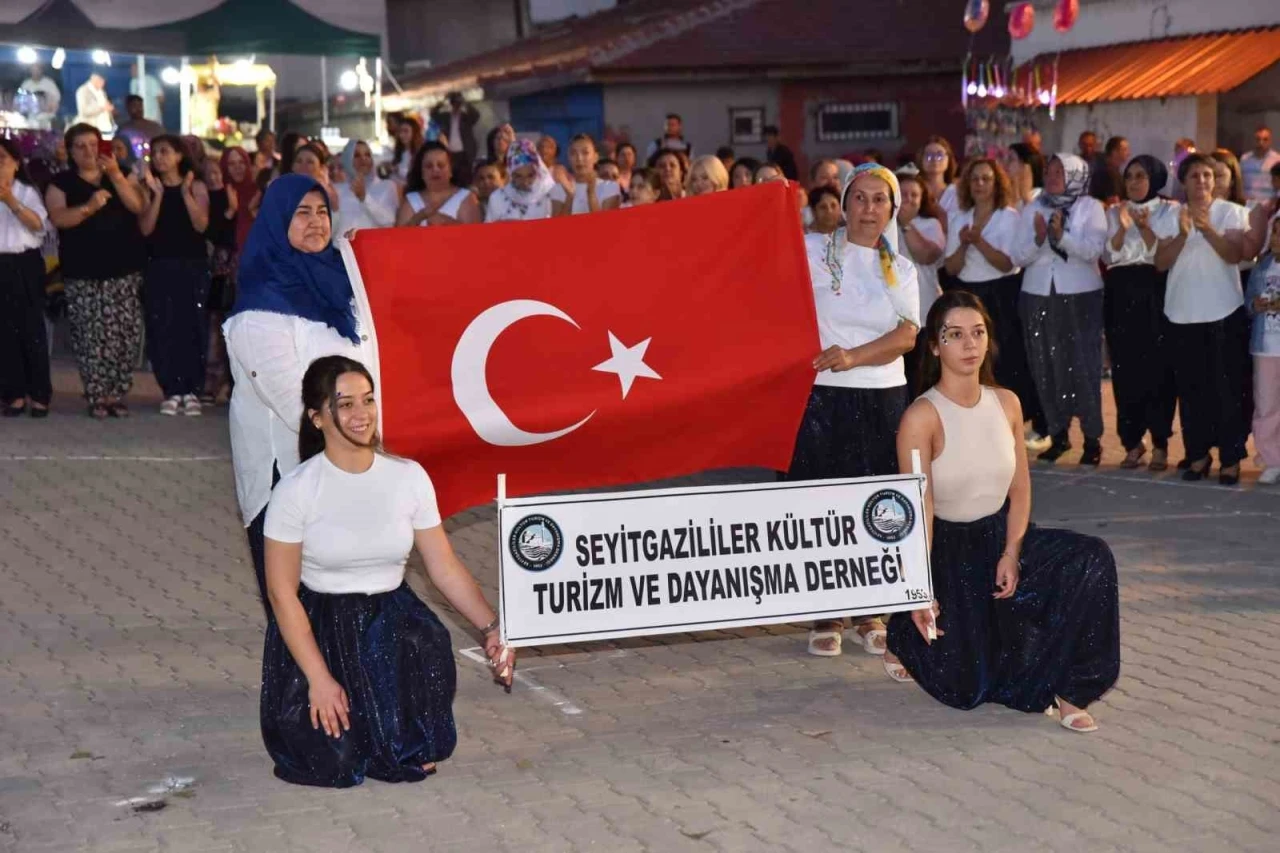 Seyitgazi&rsquo;deki Şalvar Gecesi&rsquo;nde renkli g&ouml;r&uuml;nt&uuml;ler

