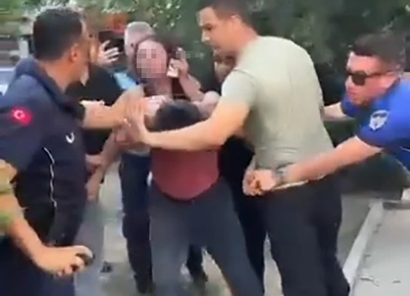 Seyyar satıcıyı tekme tokat döven zabıtalar açığa alındı
