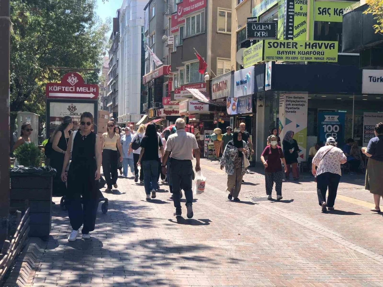 Sıcak hava çarşı yoğunluğunu azaltmadı
