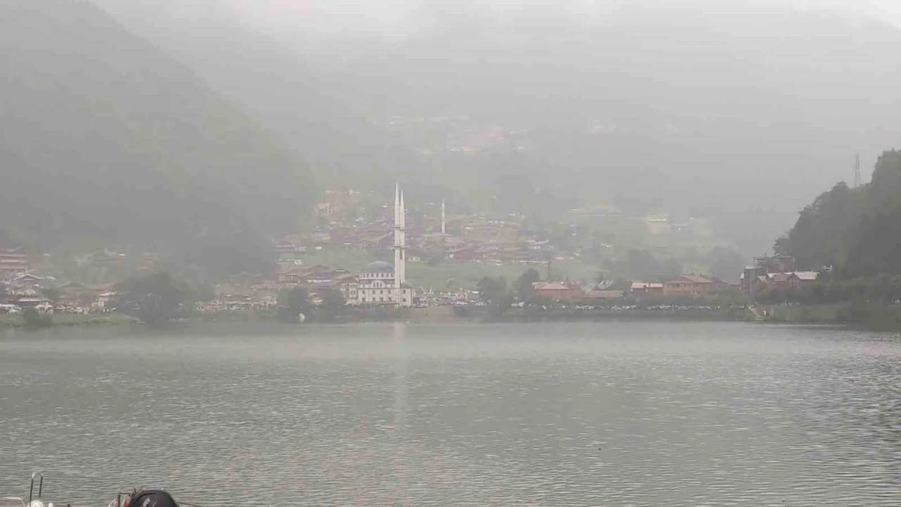 Sıcak hava Türkiye’yi kavururken, Uzungöl serinliğiyle nefes aldırıyor
