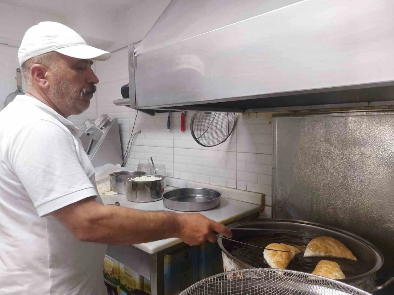 Sıcak havalarda güçlükle çalışan çibörek ustasının motivasyon kaynağı misafirler

