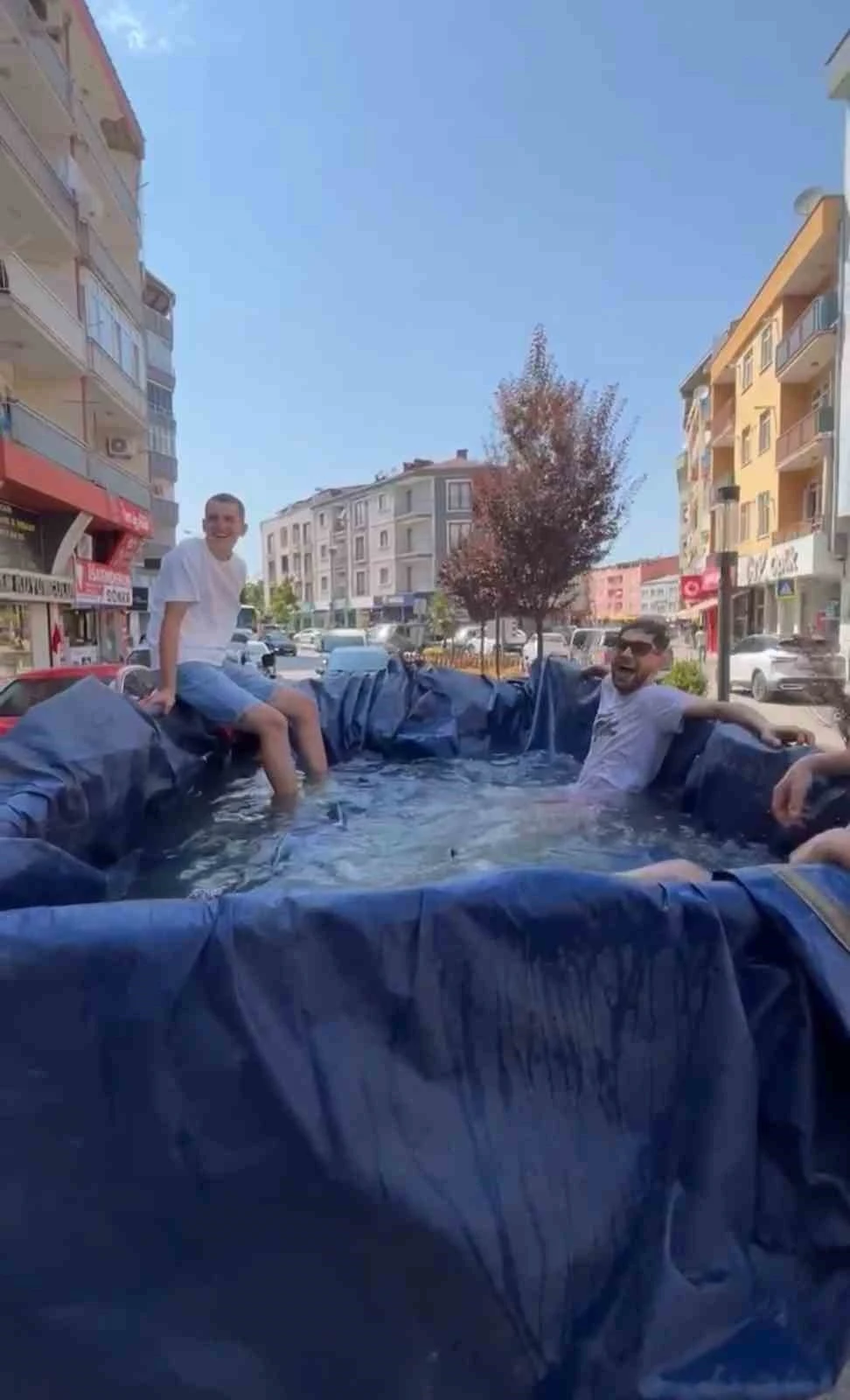 Sıcak havalardan bunaldılar, traktörün römorkunu havuz yapıp şehir turu attılar
