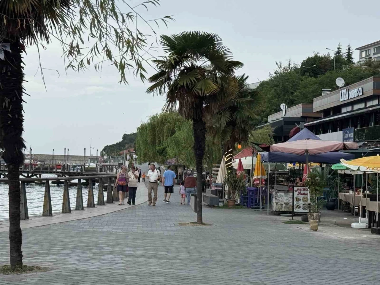 Sıcak havayı g&ouml;ren sahile koştu
