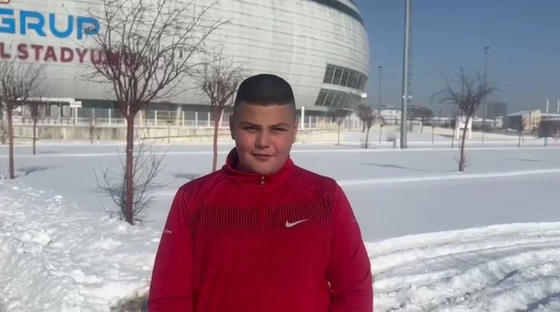 &lsquo;Sıcak sevmiyorum&rsquo; dedi, Sibirya soğuklarında karda yuvarlandı
