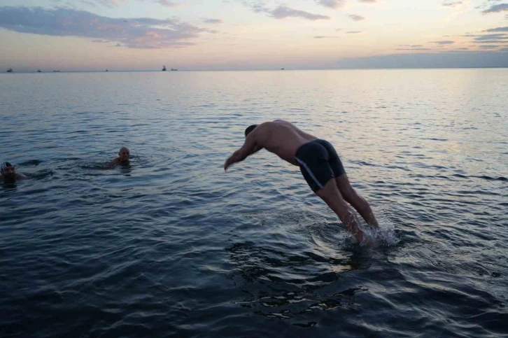 Sıcaklıkta Akdeniz&rsquo;i sollayan Samsun&rsquo;da Şubat ayında deniz keyfi
