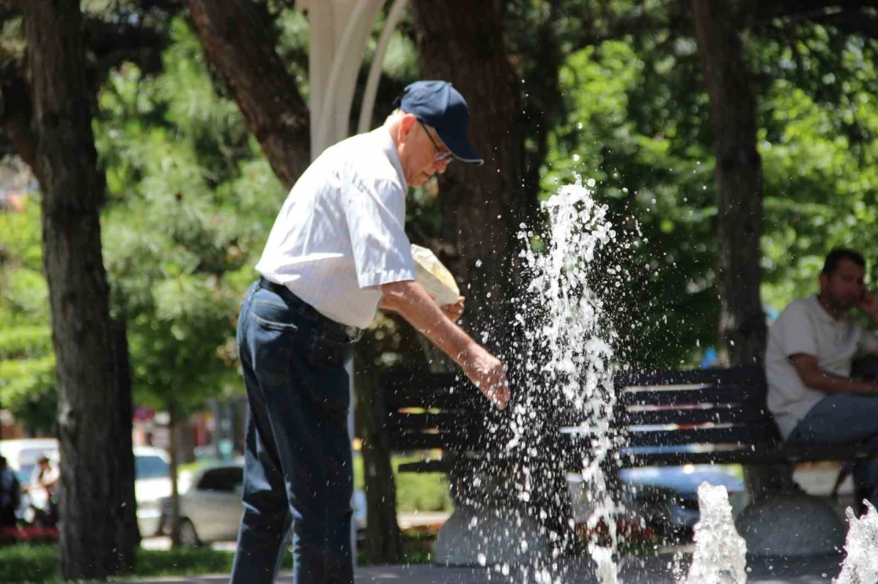 Sıcaktan bunalan vatandaşlar soluğu parklarda aldı
