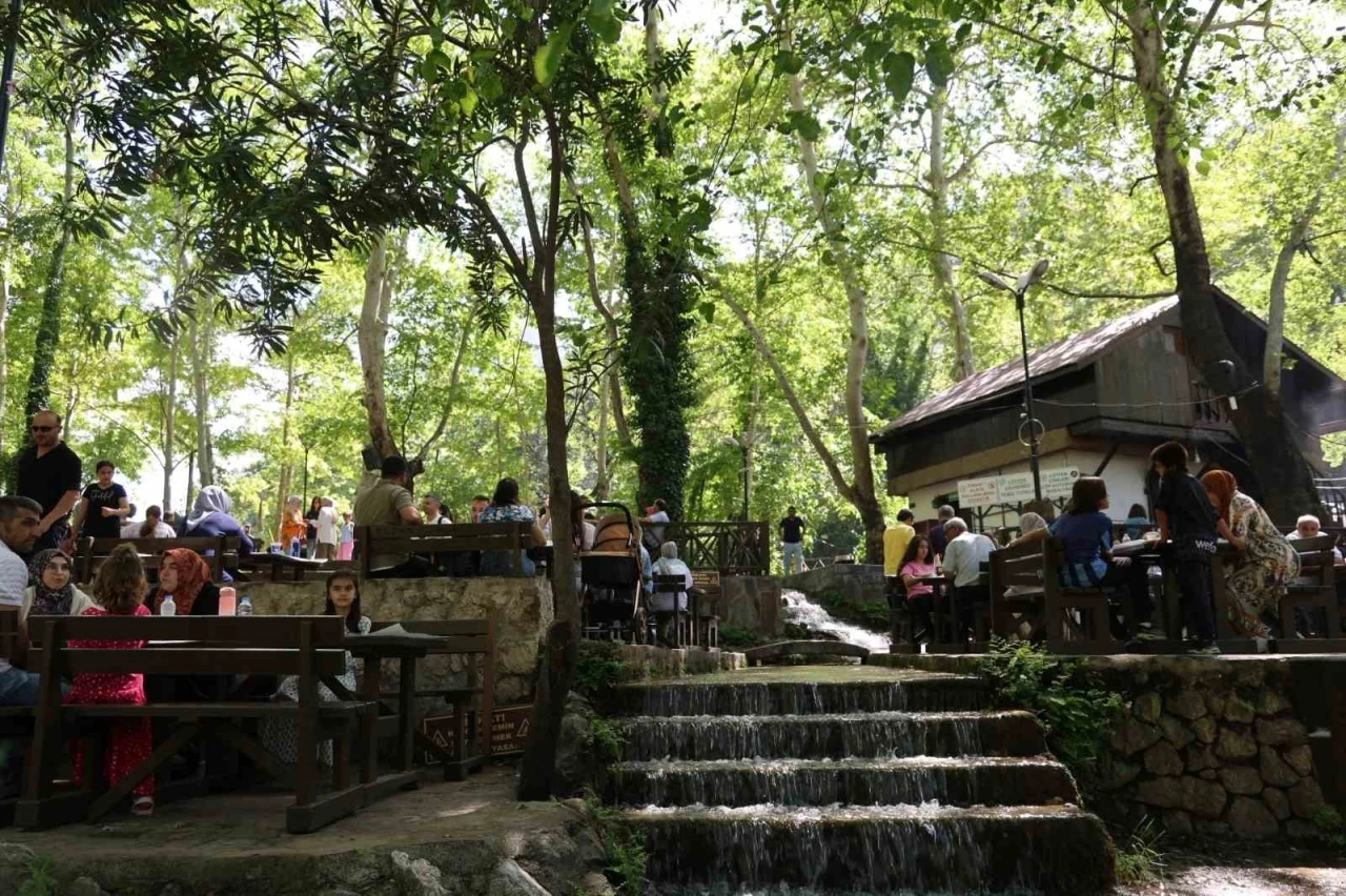 Sıcaktan kaçanlar, tabiat parkında serinledi
