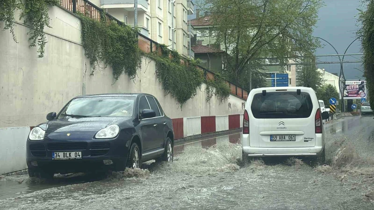 Şiddetli dolu etrafı beyaza b&uuml;r&uuml;d&uuml;: Alt ge&ccedil;itler suyla doldu
