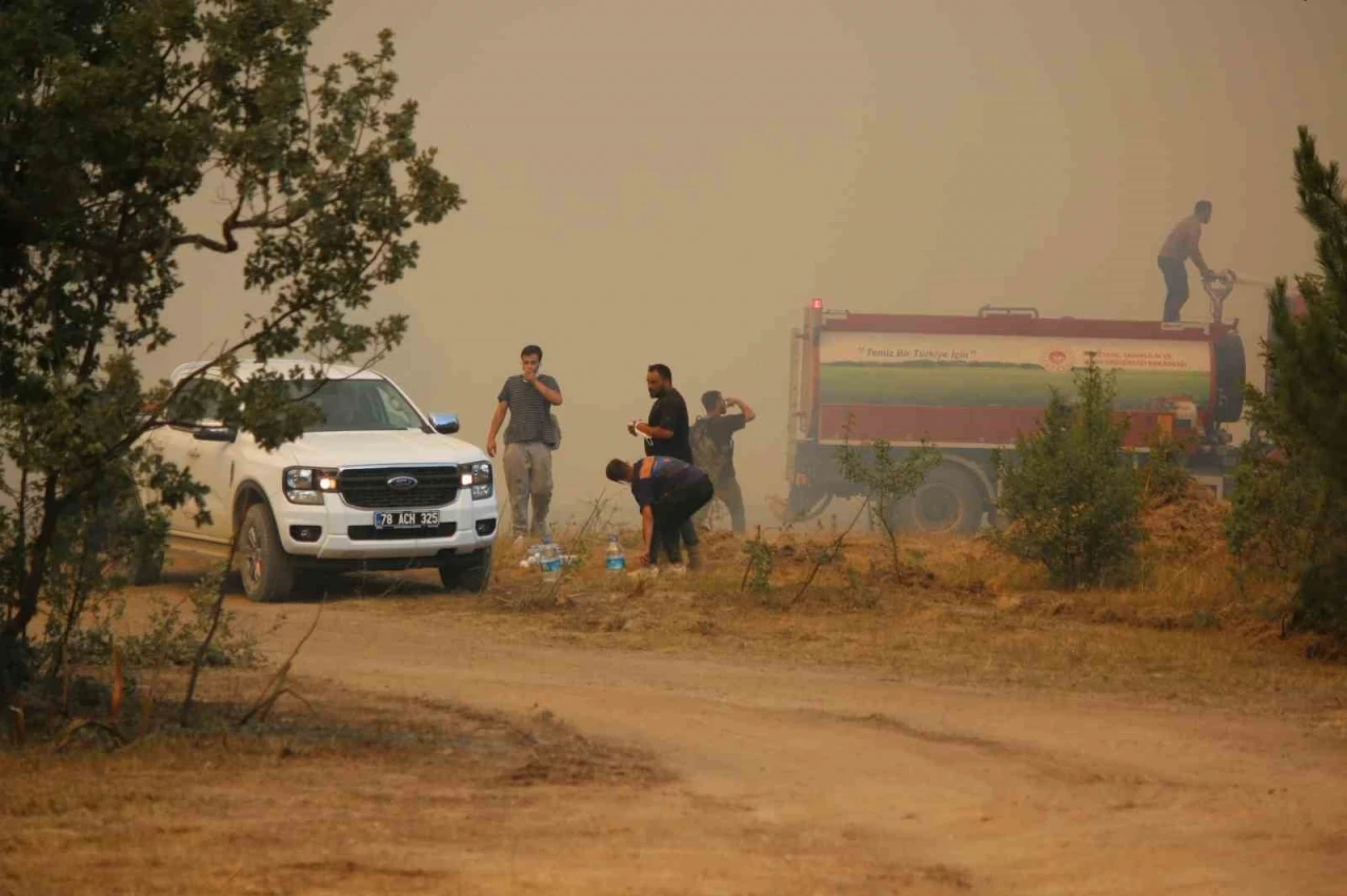 Şiddetli rüzgar alevleri yerleşim yerine yaklaştırmaya devam ediyor
