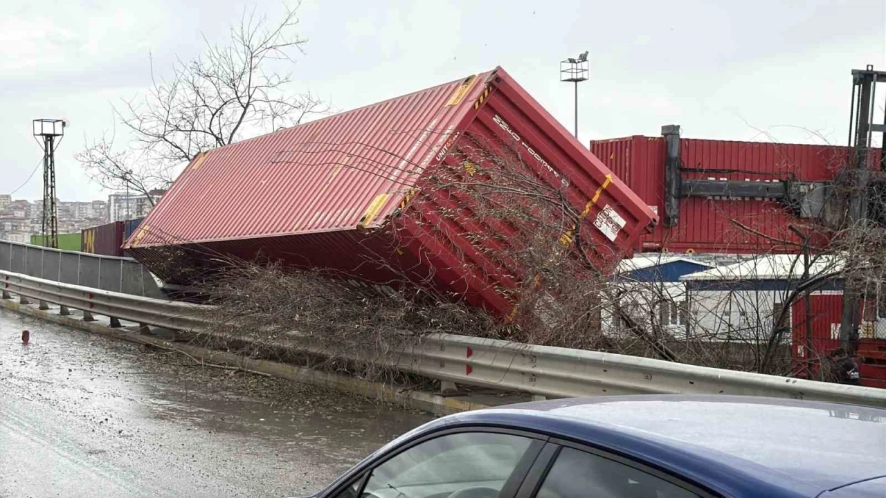 Şiddetli r&uuml;zgar eski g&uuml;mr&uuml;k sahasında konteynırları devirdi
