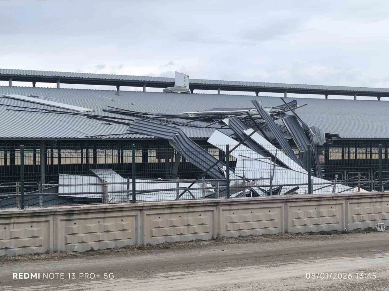 Şiddetli r&uuml;zgar işyerinin &ccedil;atısını ucurdu
