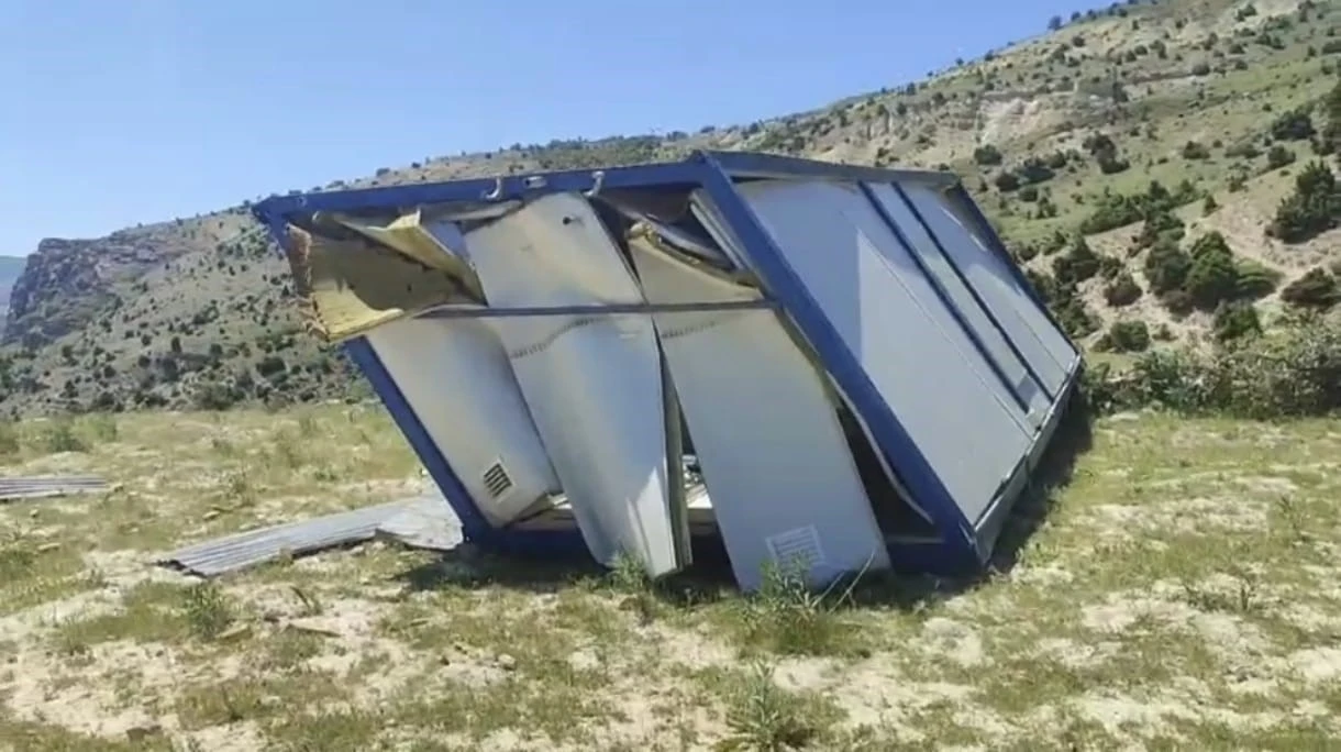 Şiddetli r&uuml;zgar konteyneri 100 metre s&uuml;r&uuml;kledi
