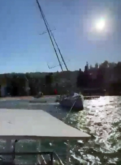 Şiddetli r&uuml;zgar yelkenli tekneyi s&uuml;r&uuml;kledi
