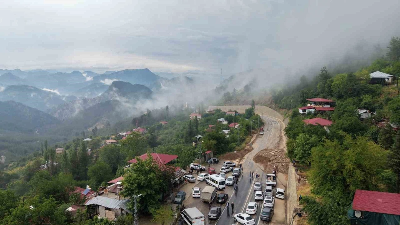 Şiddetli yağış heyelana yol a&ccedil;tı, motosiklet toprak altında kaldı
