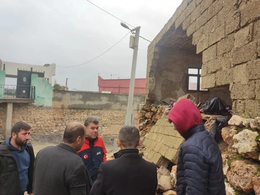 Şiddetli yağış İdil&rsquo;de bir evi yıktı
