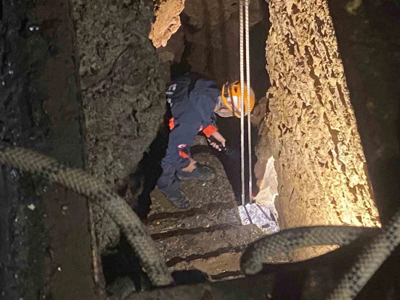 Sığındıkları mağarada mahsur kaldılar: Restoranın bahçesinden film gibi operasyonla kurtarıldılar