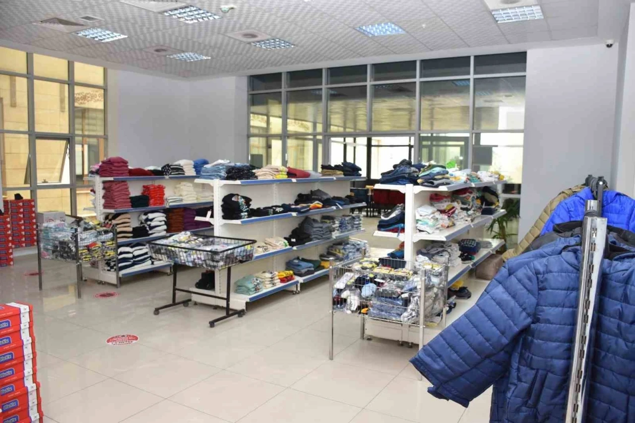 Siirt Emniyetinden 15 bin &ccedil;ocuğa &uuml;cretsiz giyim ve kırtasiye desteği
