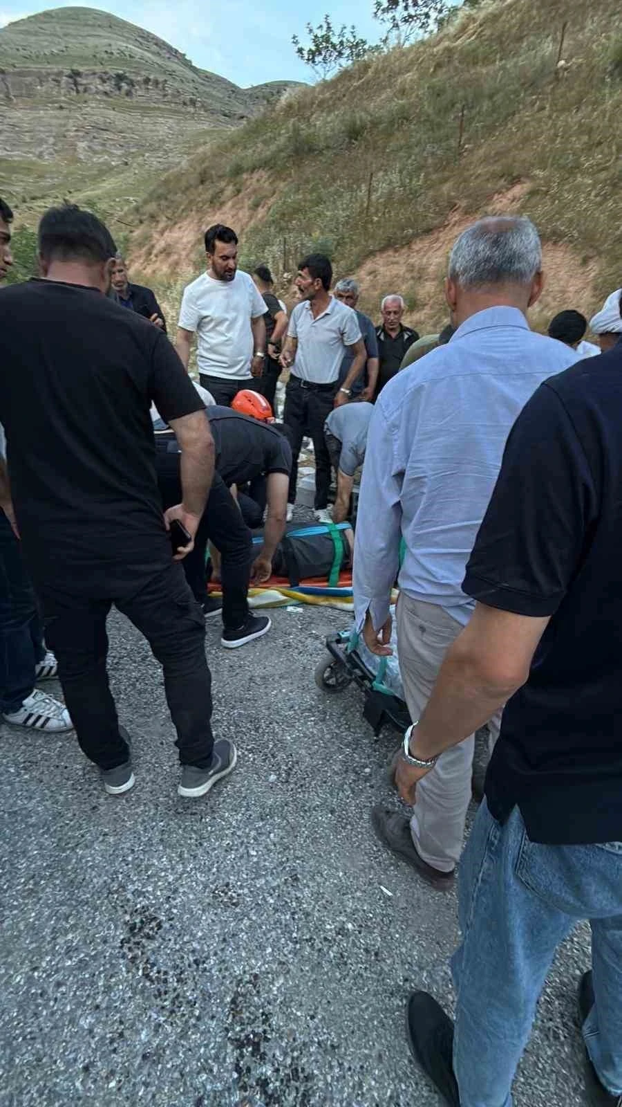 Siirt-Eruh karayolunda kontrolden &ccedil;ıkan tır devrildi: S&uuml;r&uuml;c&uuml; ağır yaralandı
