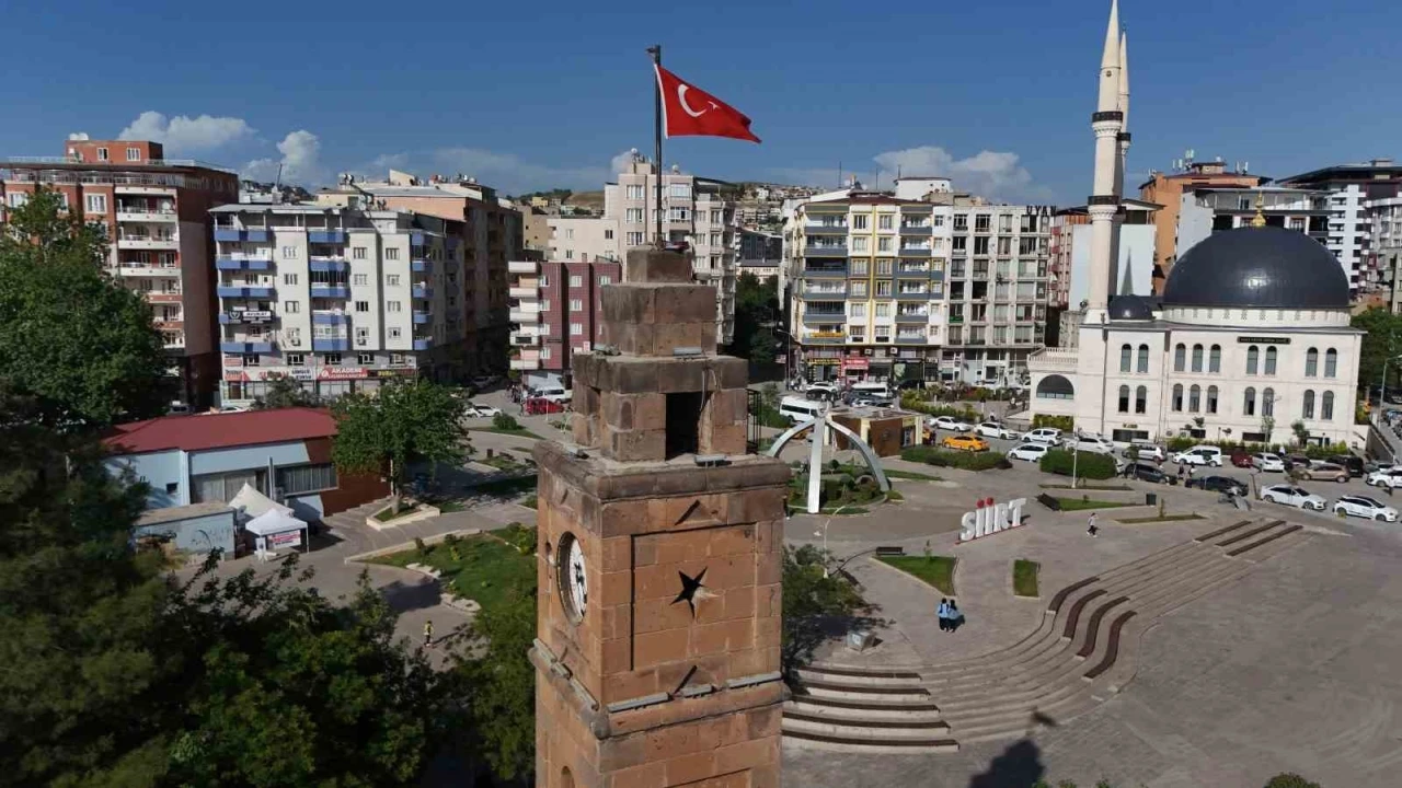 Siirt’te 120 yıllık tarihi saat, tamir edilerek yeniden çalışır hale getirildi
