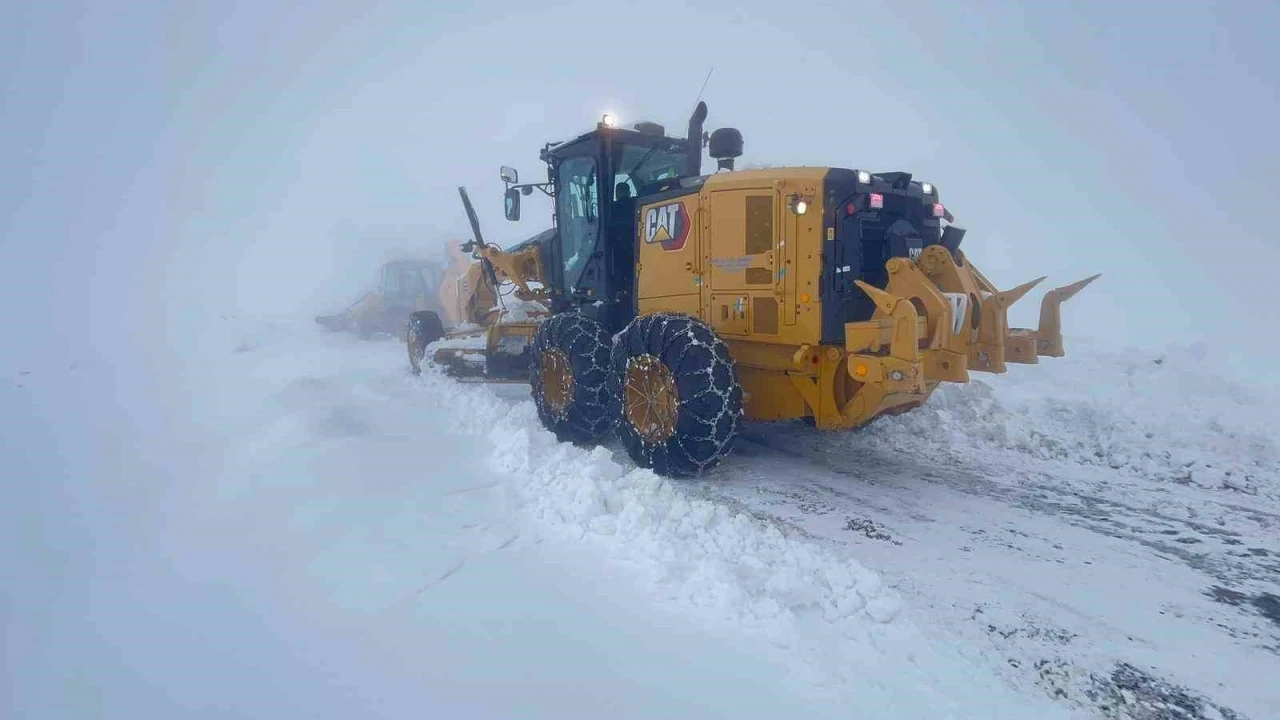 Siirt&rsquo;te 14 k&ouml;y yolu ulaşıma a&ccedil;ıldı
