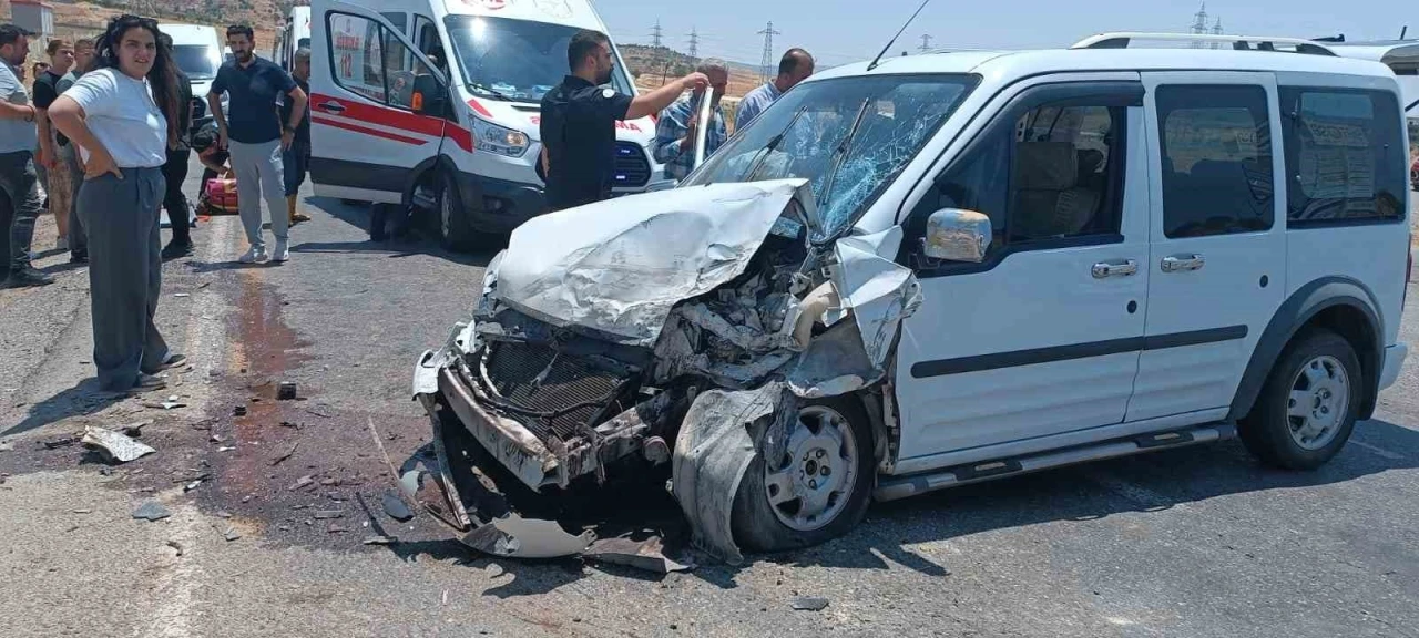 Siirt’te 2 hafif ticari araç çarpıştı: 4 yaralı
