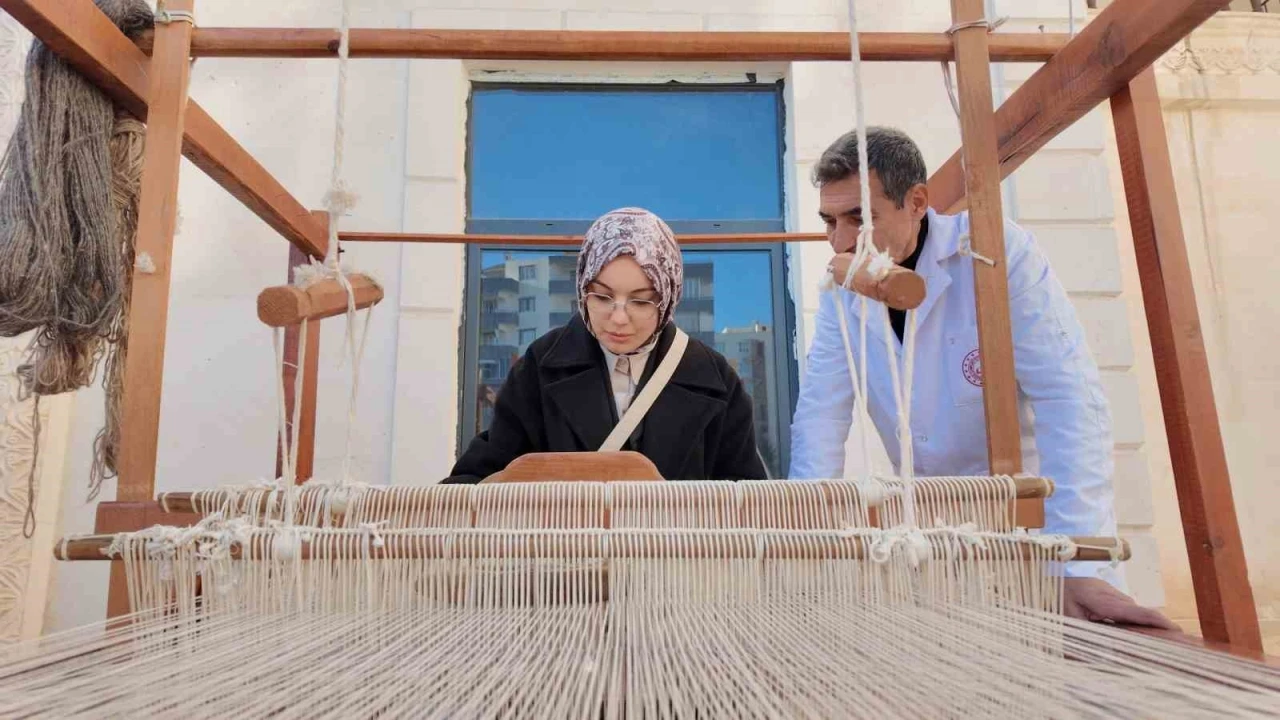 Siirt’te 24 öğretmen, Atatürk portresine 24 ilmek attı
