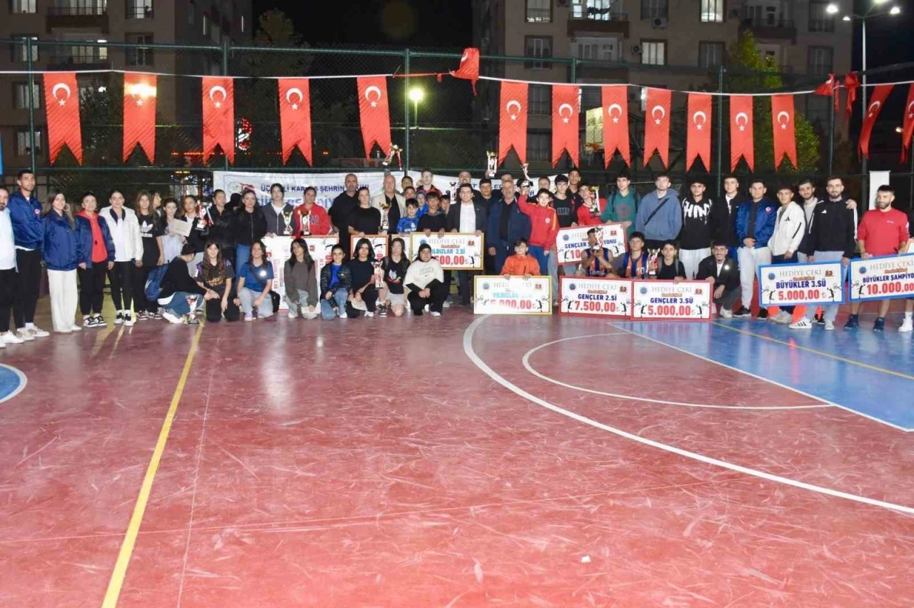 Siirt’te 4.’sü düzenlenen 3x3 Sokak Basketbolu Turnuvası sona erdi