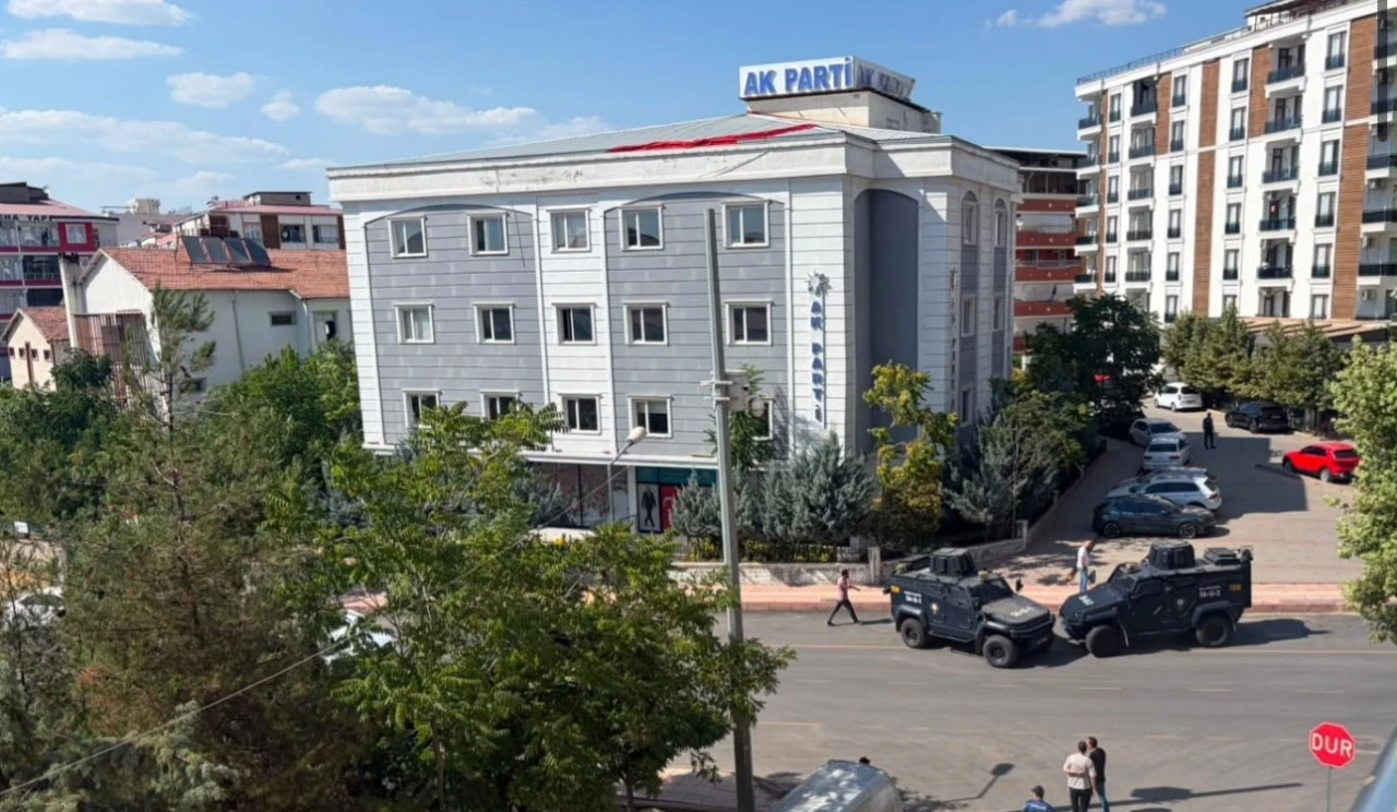 Siirt&rsquo;te AK Parti il binası &ouml;n&uuml;ne bırakılan ş&uuml;pheli &ccedil;anta kontroll&uuml; patlatıldı
